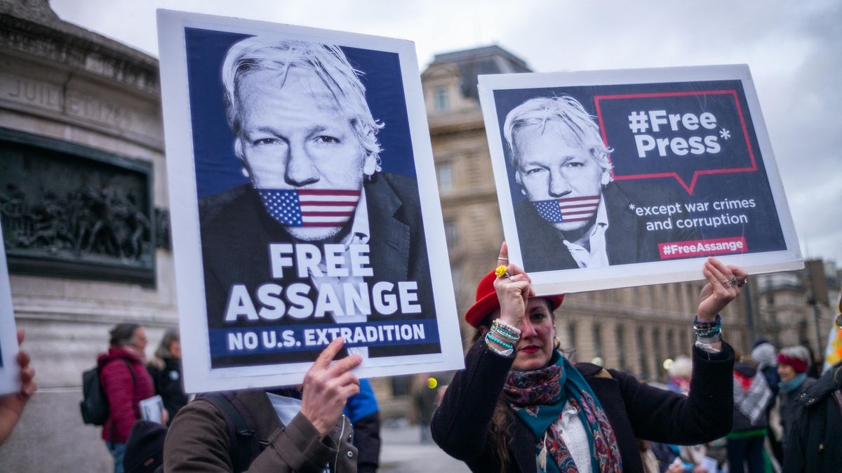 Malé vítězství Assange. Britský soud odložil vydání zakladatele WikiLeaks